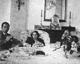 Beeldvergroting: Hitler tijdens de middagthee. Na een overvloedig gebruik van koekjes en taartjes doet hij een dutje temidden van zijn gasten.