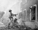 Beeldvergroting: An 101st Airborne
                                Division action figure captures a German
                                officer in ILLY, France.