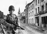 Beeldvergroting: An 101st Airborne Divisio action figure poses for the photographer in the ruins of Periers.