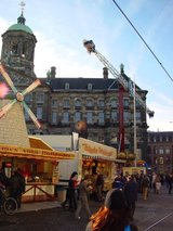 Beeldvergroting: De kermis op de Amsterdamse Dam, met Booster