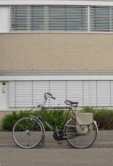 Beeldvergroting: 2004: de fiets rust op één pedaal
