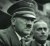 Beeldvergroting: Adolf Hitler op de
                                tribune met de Reichssportführer