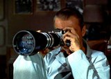 Beeldvergroting: James Stewart begluurt...