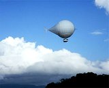 Beeldvergroting: '...gezeten in een klein open bakje onder de ballon...'