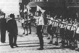 Beeldvergroting: Ir. A. Mussert, leider van de NSB, inspecteert een vendel van de NJS, de Nationale Jeugdstorm. Vijfde van rechts: Walter de Rochebrune.