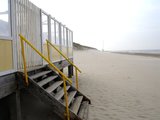 Beeldvergroting: Foto 2. De strandtent is opgebouwd, maar nog gesloten.\nVanmorgen was ik de eerste en enige badgast. De temperatuur van het water is te laag om langer dan een kwartier te zwemmen.