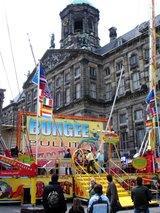 Beeldvergroting: '...gigantische bungeebullit voor het paleis...'