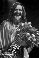 Beeldvergroting: Maharishi Mahesh Yogi, 1967, bij zijn aankomst in Nederland\n