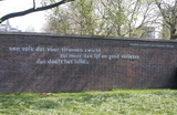 Beeldvergroting: Dichtregels van Van Randwijk op een verzetsmonument in Amsterdam\n