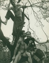 Beeldvergroting: Allen Ginsberg (linksboven) met vrienden - 1956