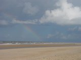 Beeldvergroting: Zee bij Egmond (Ziet u na vergroting de regenboog? U hebt een goeie monitor!)