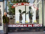 Beeldvergroting: Maria Heiden voor Boekhandel v/h Van Gennep, Oude Binnenweg 131, Rotterdam (klikken tot groot)