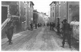 Beeldvergroting: Het 143rd Infantry, 36th Division, trekt Puy-Saint-Martin binnen, 15 km ten zuiden van Crest.